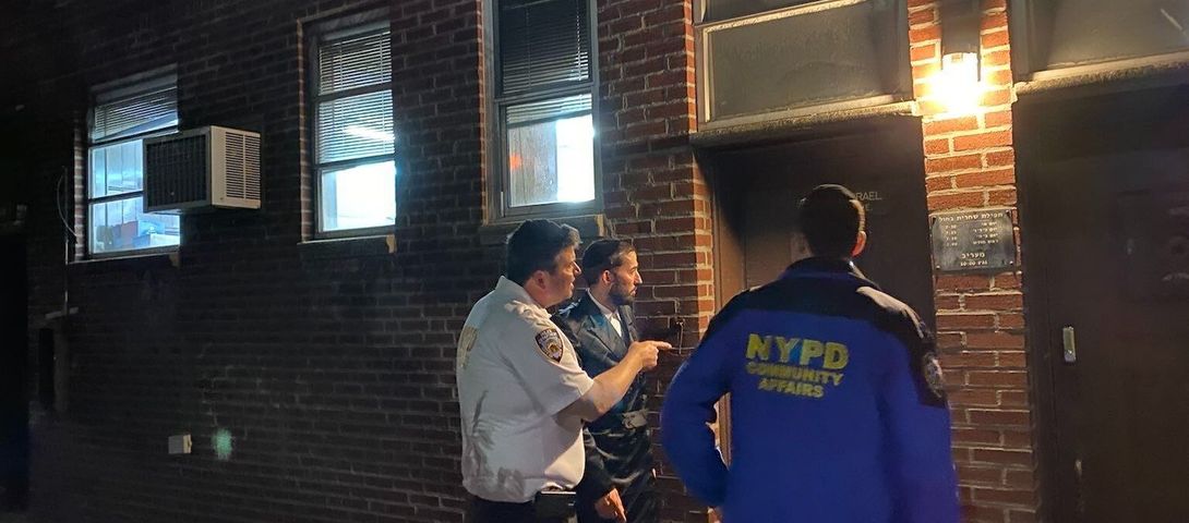 4 arrested after 2 attacks outside Brooklyn synagogues – The Forward - Vimarsana News