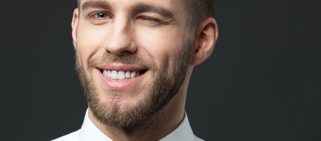 το κλείσιμο του ματιού είναι σημάδι φλερτ