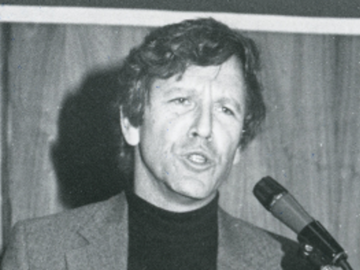 Download Amos Oz Background