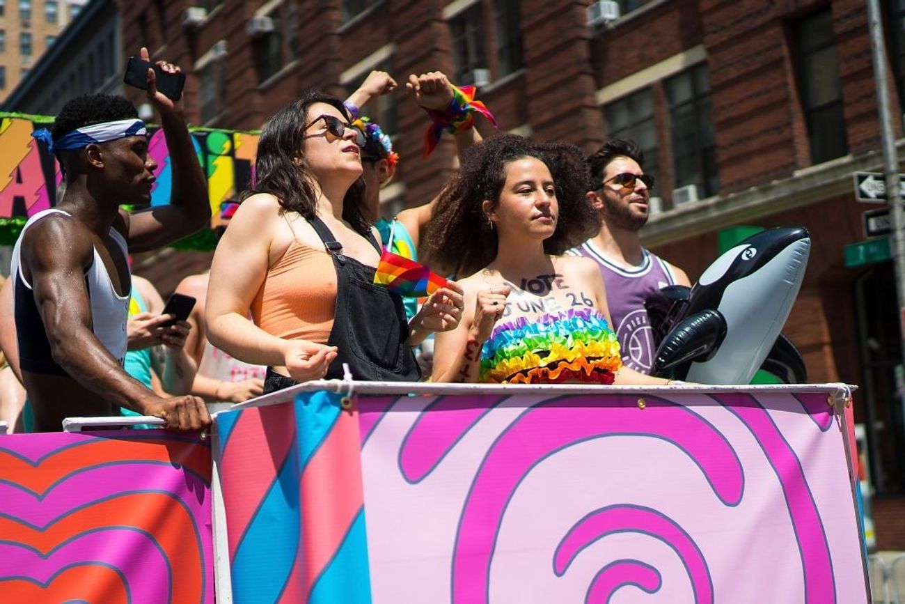 ‘Broad City’ Had Holocaust Survivor Vape, Watch Drag