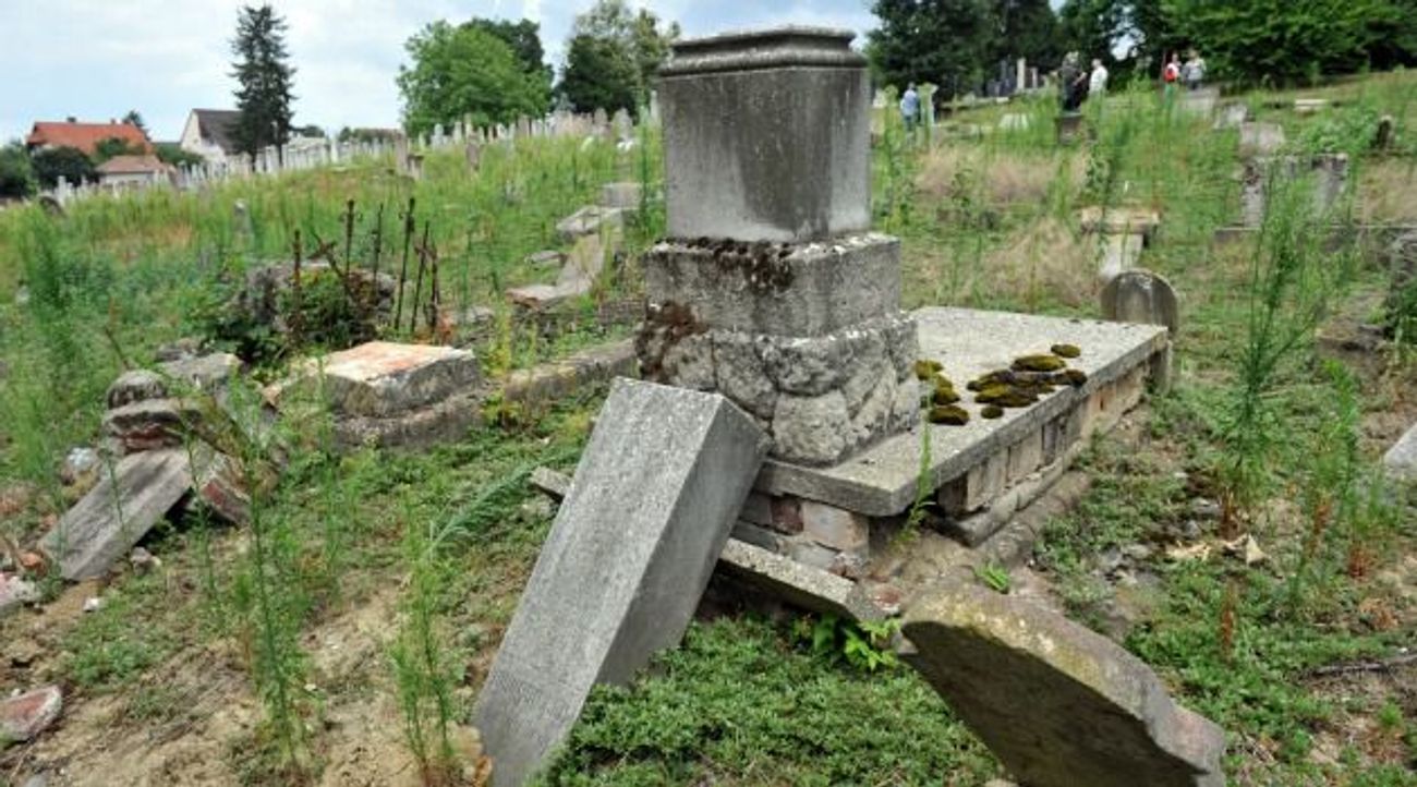 70 Eastern European Jewish Cemeteries Preserved The Forward