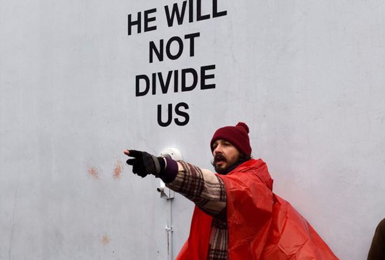 Шайа лабаф флаг в неизвестном месте. Лабаф флаг. He will not divide us. Шайа лабаф против трампа. Шайа лабаф актер.