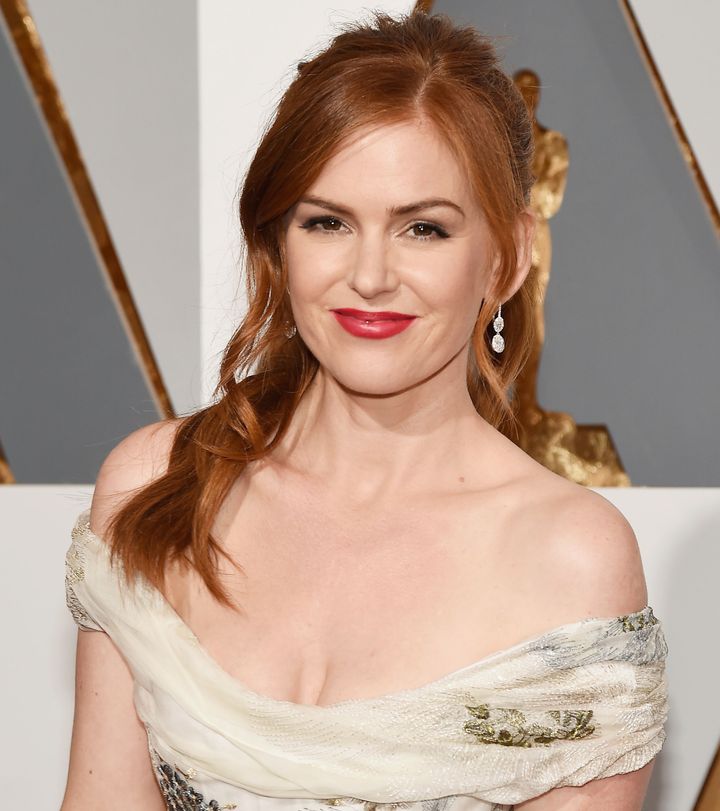 Isla Fisher Told Jimmy Kimmel What It S Like To Kiss Gal Gadot And