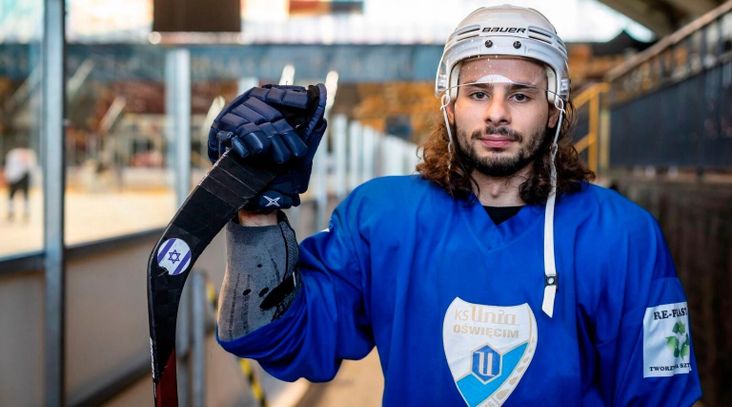 Eliezer Sherbatov played for a hockey team in Oswiecim, Poland in 2020. (WOJTEK RADWANSKI/AFP via Getty Images)