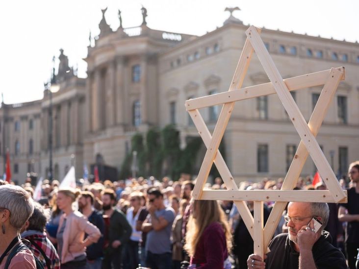 Protesters rally against anti-semitism on October 13, 2019 in Berlin, in a reaction to the Halle synagogue shooting.