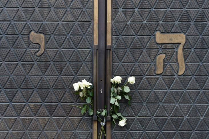 White roses adorning the Munich Synagogue door, Oct. 11, 2019