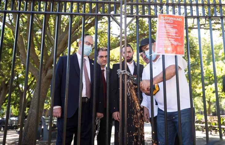 playground-new-york-chains-cut