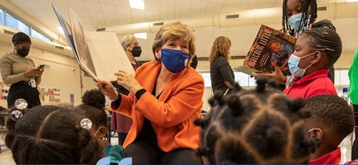 Weingarten reading to students at Malcolm X Elementary School in Washington, D.C., on Dec. 14.