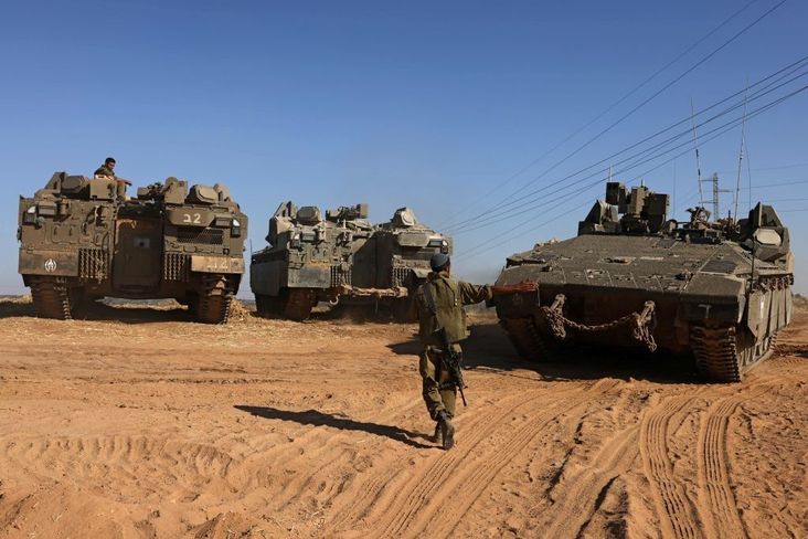 Israeli troops are pictured at their position in southern Israel along the border with the Gaza Strip from on May 14, 2021.