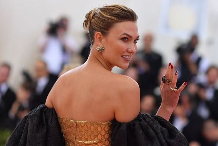 Karlie Kloss poses on the red carpet of the Met Gala on May 6, 2019.