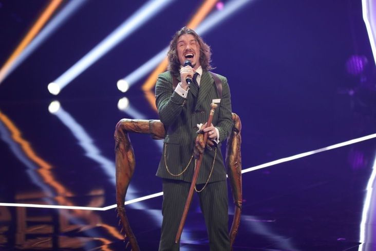 Gil Ofarim performs in "The Masked Singer" finals in 2019.