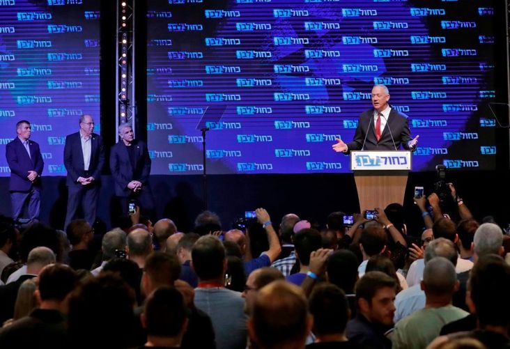 Benny Gantz addresses a crowd