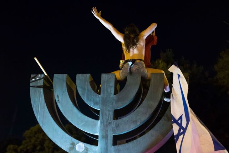 Israelis protest against Israeli Prime Minister Benjamin Netanyahu in Jerusalem, on July 21, 2020. - Netanyahu, 70, was indicted in January for bribery, fraud and breach of trust in three cases. He denies all the charges and accuses the media and legal officials of a witch hunt.