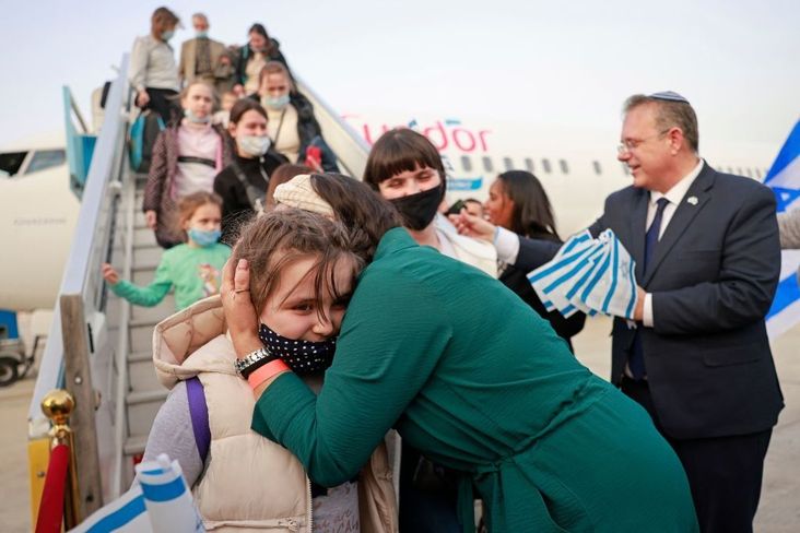 Passengers are welcomed in Israel as they disembark from an airplane carrying Jewish immigrants fleeing the war in Ukraine, at Ben Gurion Airport, on March 6, 2022. (Getty Images)