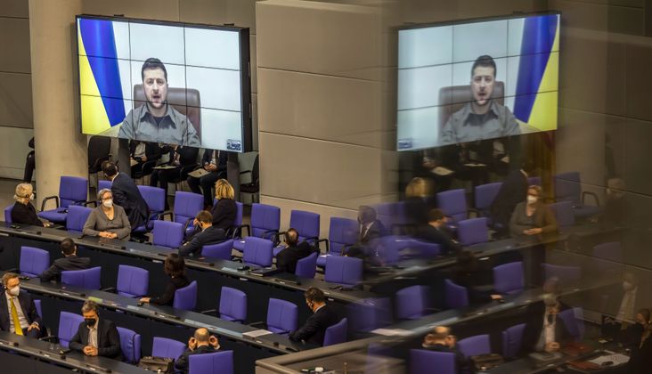 Volodymyr Zelenskyy addresses the Bundestag via two video screens