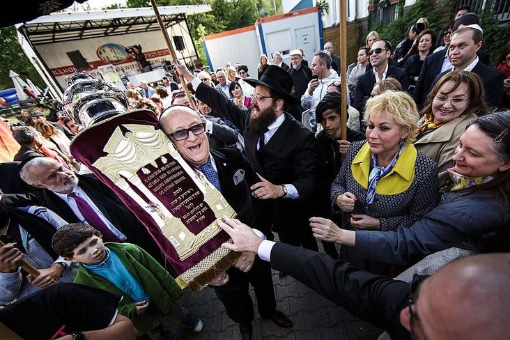 Sefer Torah Dance