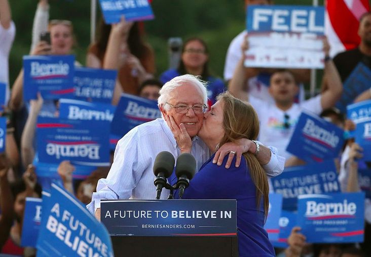 Bernie Sanders and Jane O'Meara Sanders at a 2016 campaign rally.