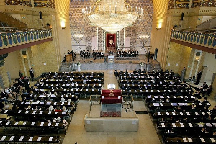 Rabbi addressing congregation
