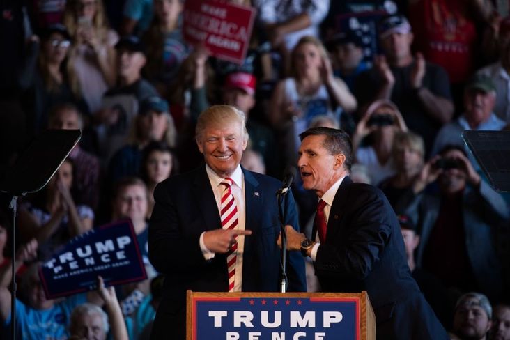 Michael Flynn campaigning with Donald Trump in 2016.