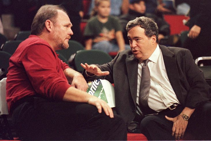 Jerry Krause (R) speaking with SuperSonics Coach George Karl (L).