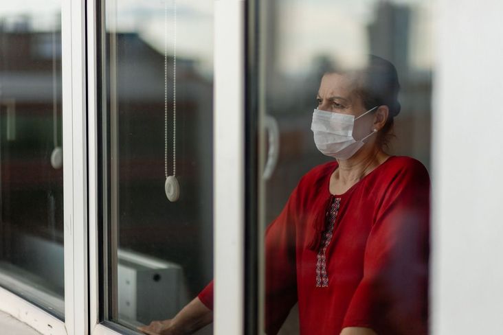 Woman wearing medical mask.
