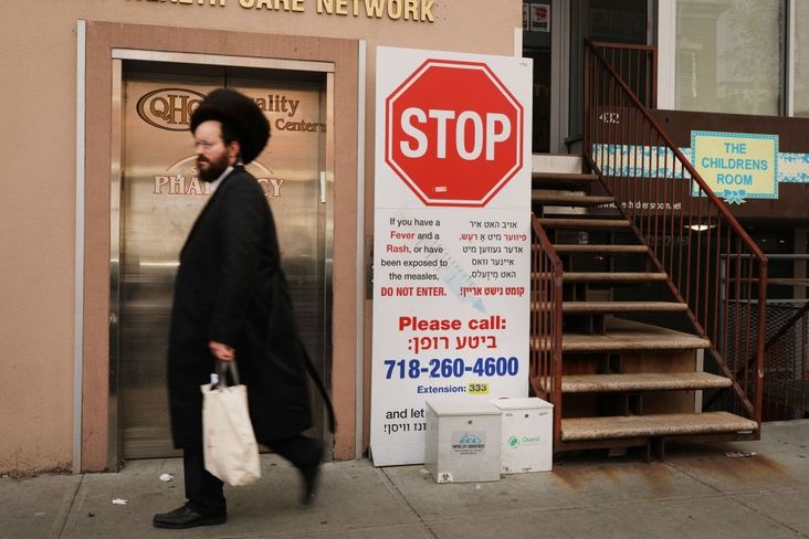 A sign warns people of measles in the ultra-Orthodox Jewish community in Williamsburg on April 19, 2019 in New York City.